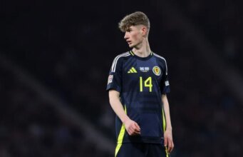 Arsenal negocia para contratar internacional escocês no último dia do prazo de transferência