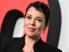 Olivia Colman tem afinidade com histórias queer na tela porque ela “sempre se sentiu uma espécie de não-binária”