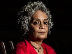 O autor indiano Arundhati Roy sai da Berlinale devido à recusa ‘injusta’ do júri em comentar sobre Gaza: ‘Ouvi-los dizer que a arte não deve ser política é de cair o queixo’