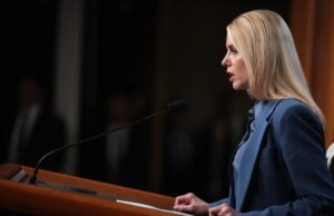 A procuradora-geral Pam Bondi afirma que todos os arquivos de Jeffrey Epstein foram divulgados e inclui uma lista de mais de 300 nomes mencionados