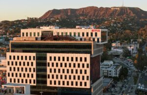 Netflix deposita rapidamente US$ 2,8 bilhões enquanto a Paramount paga a taxa de rescisão do WBD; As ações do Streamer sobem mais 14%