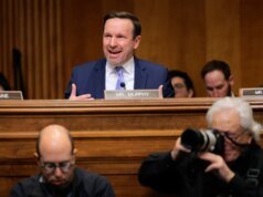 Com a Paramount emergindo na batalha pela Warner Bros., o senador Chris Murphy jura que os democratas irão desmembrar os “conglomerados de informação”