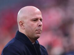 Jamie Carragher pressiona Arne Slot com declaração sobre seu futuro no Liverpool