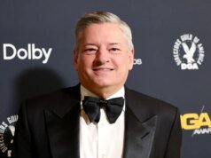 Ted Sarandos diz ao programa da BBC que a desaprovação de James Cameron ao acordo Netflix-Warner é “bastante confusa” e a oferta da Paramount reduzirá os negócios do cinema