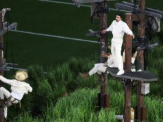 Os diretores do intervalo do Super Bowl de Bad Bunny explicam tudo: o casamento real, aquelas pessoas da grama, a criança que ganhou o prêmio Grammy e muito mais