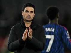 Estrela do Arsenal vista mancando no ônibus do time após empate em Brentford, no último susto de lesão