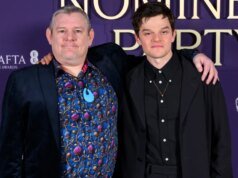O apresentador do BAFTA Film Awards, Alan Cumming, pede desculpas pela “linguagem forte” do indicado com síndrome de Tourette