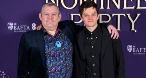O apresentador do BAFTA Film Awards, Alan Cumming, pede desculpas pela “linguagem forte” do indicado com síndrome de Tourette