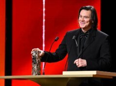 Jim Carrey relembra raízes francesas ao fazer rara aparição pública para César Honor