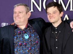 O apresentador do BAFTA, Alan Cumming, pede ‘compreensão’ enquanto o ativista da síndrome de Tourette, John Davidson, grita ‘linguagem forte’ e insulta vencedores e apresentadores