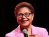 A prefeita de Los Angeles, Karen Bass, diz que Casey Wasserman deveria deixar o cargo de presidente do LA28