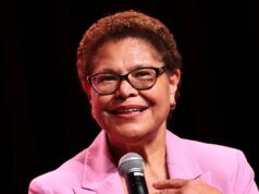 A prefeita de Los Angeles, Karen Bass, diz que Casey Wasserman deveria deixar o cargo de presidente do LA28