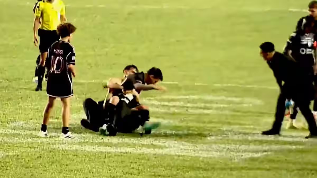 Messi plaqué au sol par un admirateur