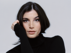 Alum Mia Challis de ‘Outer Banks’ se junta a Rhys Darby no piloto de comédia da CBS ‘Regency’