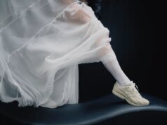 Rosalía traz o romance (e babados de flamenco) para os tênis cult favoritos da New Balance em nova campanha