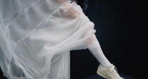 Rosalía traz o romance (e babados de flamenco) para os tênis cult favoritos da New Balance em nova campanha