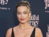 Margot Robbie diz que um colega de elenco deu a ela um livro ‘Dizendo para você comer menos’ e ‘Deixe-me saber que devo perder peso’: ‘F— You, Dude’