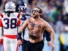 Streaker do Super Bowl exibindo mensagem enigmática retirada pela estrela do New England Patriots