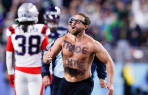Streaker do Super Bowl exibindo mensagem enigmática retirada pela estrela do New England Patriots