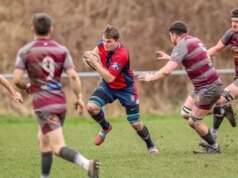 Jogador de rugby hospitalizado com dores ‘insuportáveis’ após cair em cocô de cachorro