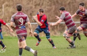 Jogador de rugby hospitalizado com dores ‘insuportáveis’ após cair em cocô de cachorro