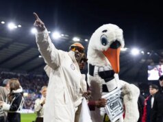 O gerente rival brinca que podia ‘cheirar maconha’ enquanto Snoop Dogg faz uma aparição bizarra em Swansea