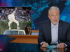 Jon Stewart assa o MAGA Meltdown Over Bad Bunny Halftime Show: “Tão desencadeado… Eles precisam criar sua própria alternativa de espaço seguro”