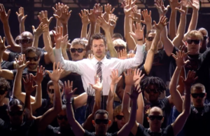 Harry Styles traz disco para o BRIT Awards com a primeira apresentação de ‘Aperture’