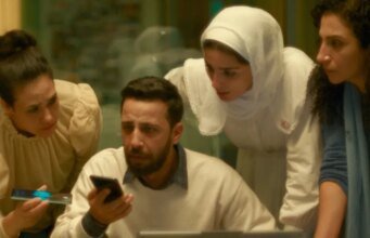 Hillary Clinton e Kevin Spacey participam da gala do Cinema pela Paz em Berlim enquanto Kaouther Ben Hania recebe o prêmio por ‘The Voice of Hind Rajab’: ‘Sinto mais responsabilidade do que gratidão’