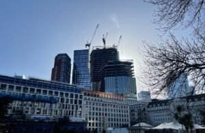 Mais quente que Málaga! Londres atinge 18ºC em uma quarta-feira gloriosamente ensolarada, com o miserável inverno finalmente terminando