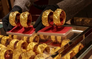 Os preços do ouro voltam a subir acima de US$ 5.000, enquanto os investidores olham para o emprego nos EUA e para os dados de inflação