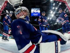 Swayman bateu no centro do patinoire