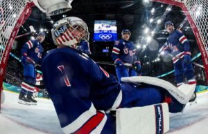 Swayman bateu no centro do patinoire