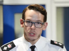 Polícia terrorista investiga esfaqueamento de meninos de 12 e 13 anos na escola do norte de Londres como suspeito, 13 presos