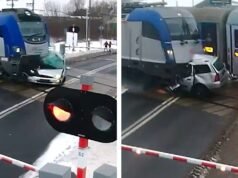 A polícia assiste impotente enquanto o carro é destruído por dois trens na passagem de nível na Polônia