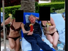 Stephen Hawking fotografado tomando coquetéis com mulheres de biquíni em arquivos de Epstein