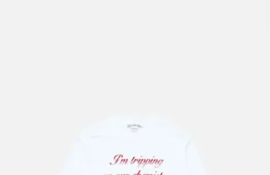 A nova campanha e colaboração de camisetas da Robyn Acne Studios capturam a ‘experiência sensual de estar vivo’