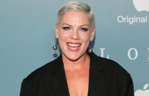 Pink anunciada como apresentadora convidada do programa de Kelly Clarkson enquanto a cantora define as datas de preenchimento de março