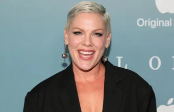 Pink anunciada como apresentadora convidada do programa de Kelly Clarkson enquanto a cantora define as datas de preenchimento de março