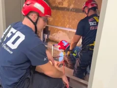 Socorristas resgatam moradores presos em elevador de apartamento em Indiana