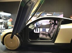 O gerente do programa Tesla Cybercab sai e se gaba de ultrapassar os limites da segurança