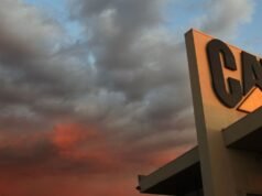 O estoque da Caterpillar está rolando. Acabou de obter outro aumento na meta de preço.