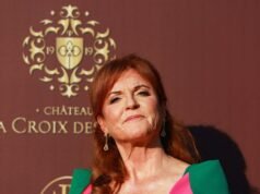 A ex-mulher de Andrew Mountbatten-Windsor, ‘Fergie’, também desfeita pelos laços com Epstein