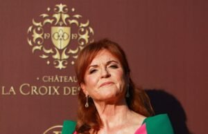 A ex-mulher de Andrew Mountbatten-Windsor, ‘Fergie’, também desfeita pelos laços com Epstein