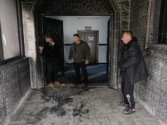 Colonos israelenses incendeiam e desfiguram uma mesquita na Cisjordânia no início do Ramadã