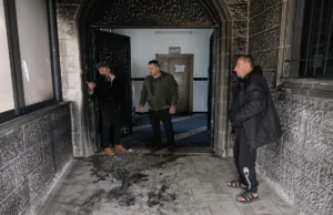 Colonos israelenses incendeiam e desfiguram uma mesquita na Cisjordânia no início do Ramadã