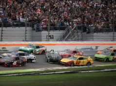 Daytona 500: O campeão Tyler Reddick, Michael Jordan e Denny Hamlin elogiam o esforço de Riley Herbst para levar Reddick à vitória
