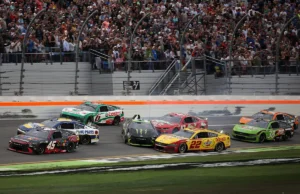 Daytona 500: O campeão Tyler Reddick, Michael Jordan e Denny Hamlin elogiam o esforço de Riley Herbst para levar Reddick à vitória