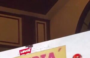 Hipócrita Trump é flagrado tocando no show do Bad Bunny em sua própria festa no Super Bowl