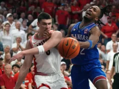 Burries marca 20º, o segundo colocado Arizona conquista a participação no título dos 12 grandes com vitória por 84-61 sobre o nº 14 do Kansas